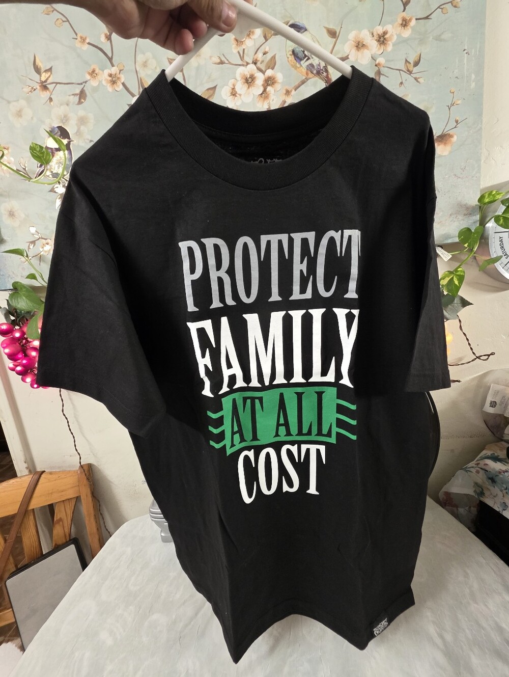 Street Dreams Protect Family At All Cost Graphic Tee - Black Size LARGE NEW.